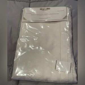 Bellino Fine Linens Table Cloth 71”x96” Formal Table Cloth, Dining Room